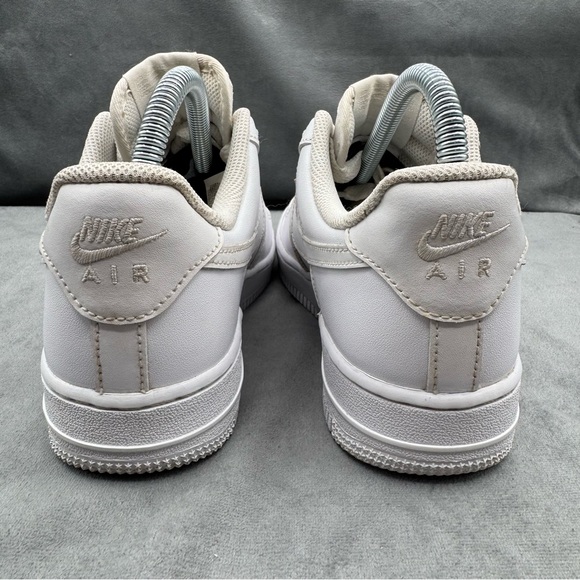 Nike Air Force 1 Low ’07 Triple White Women’s Size 7 Classic Sneakers - Picture 10 of 14